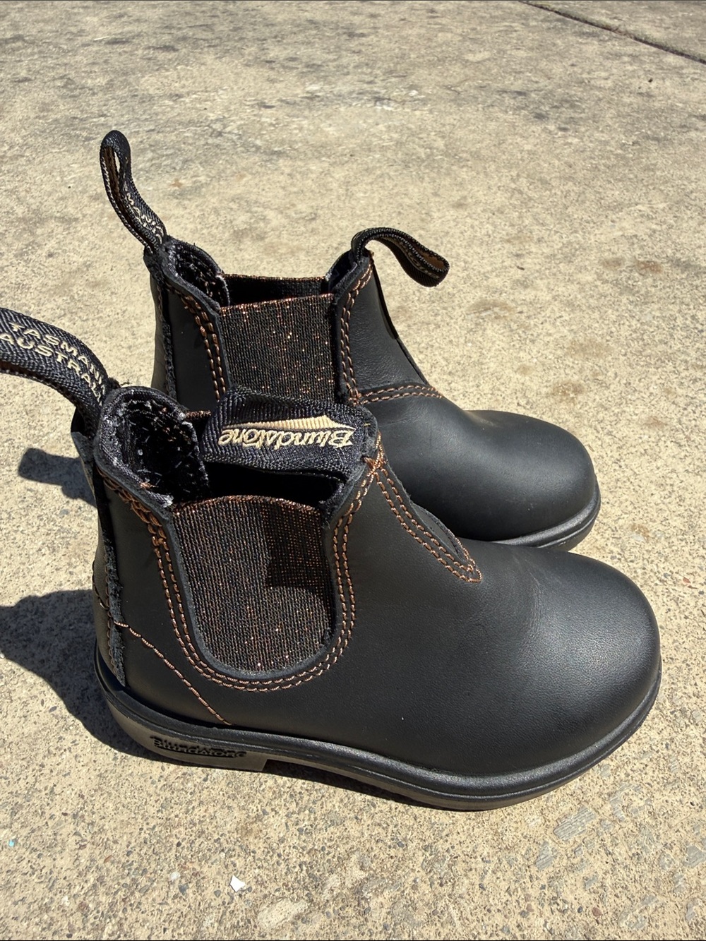 Never worn Blundstone Black Leather Chelsea Boots with copper/brown stitching - Picture 3 of 4